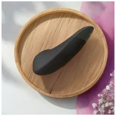   Womanizer Enhance 2v1 pulzný stimulátor klitorisu + vibrátor (čierny)